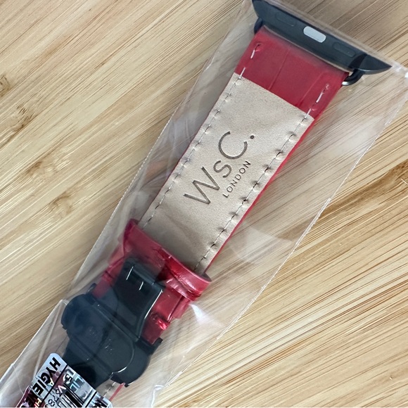 NWT 44mm Red Leather Apple Watch Strap - Picture 3 of 6